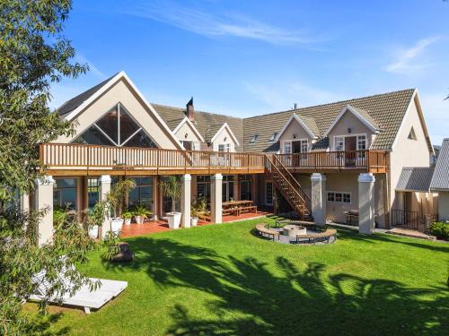 Helderberg Rural House | Rustic Farmhouse Retreat with Wood-Fire Hot Tub by Host Agents