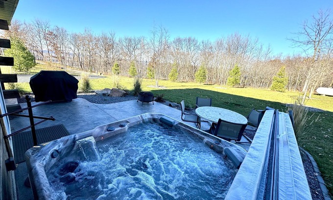 De Soto Cabin | Rustic Hideaway Sleeps 4 HOT TUB