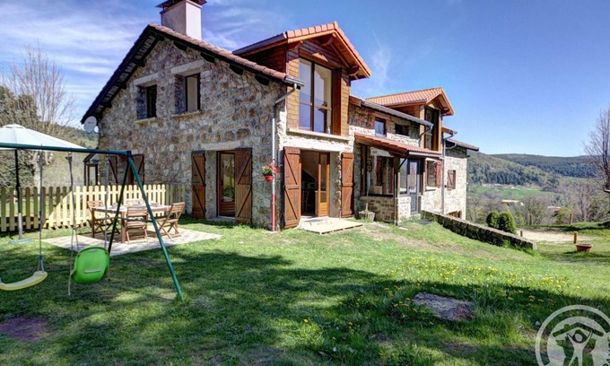 La Versanne Cottage | Rustic house with fireplace and pets allowed