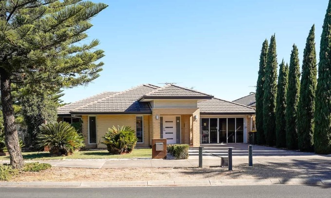 Point Cook House | Rustic Point Cook Family Home near Sanctuary Lakes