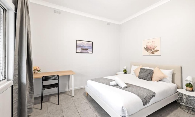 Auburn House | Rustic Queen Room - Conveniently Located - Shared Bathroom