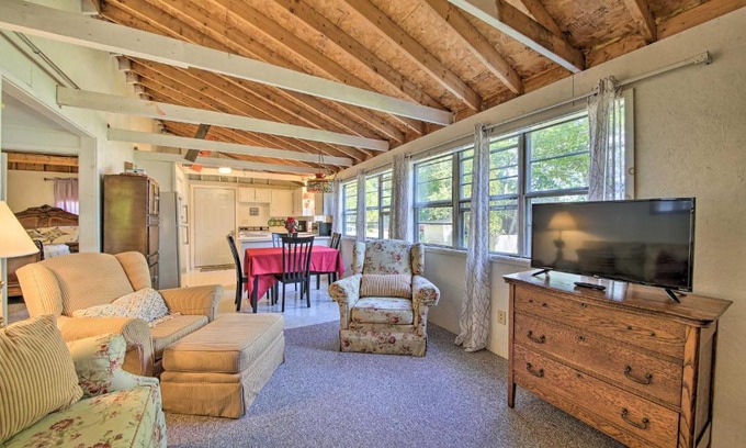 Appleton House | Rustic Retreat Across from Lake Family Friendly!