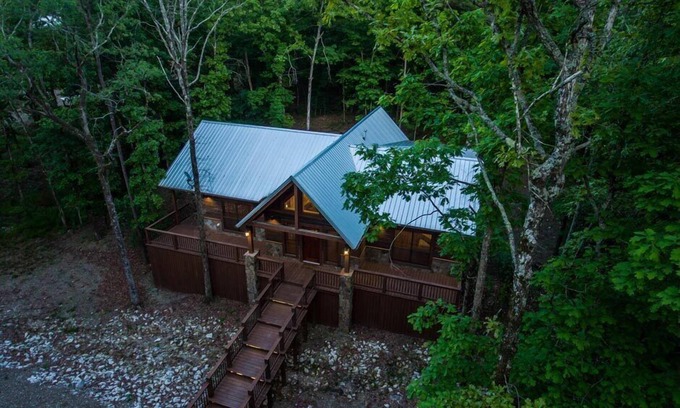 Hochatown Cabin | "Rustic Retreat Cabin" 2 Bed, 2 Bath Luxe, Hot Tub. Sleeps 6
