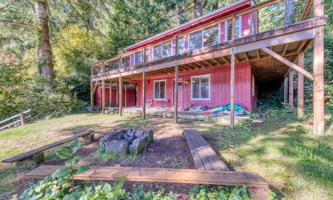 Florence House | Rustic Retreat on Mercer Lake