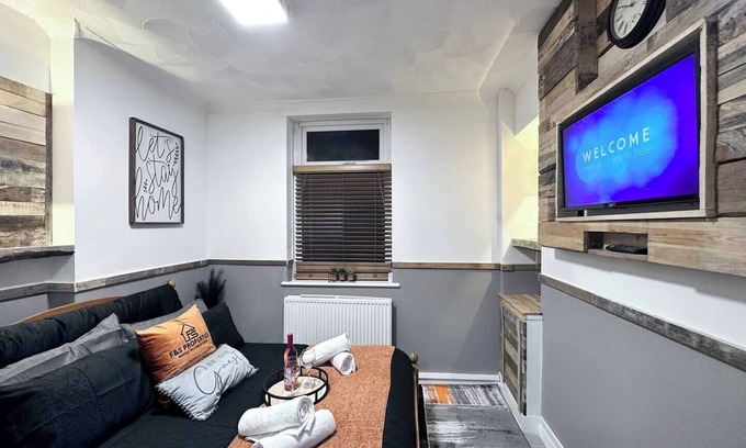 Rhondda Cynon Taff Apartment | Rustic Rhondda Retreat w/Hot Tub & Sauna - Ystrad