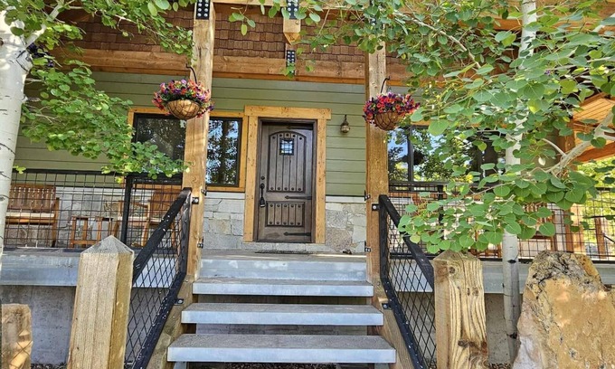 Price House | Rustic Riverside Ranch Getaway