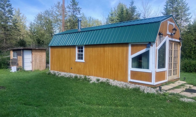 Escanaba Cabin | Rustic tiny cabin in Stonington close to beach/boat launch/lighthouse/trails