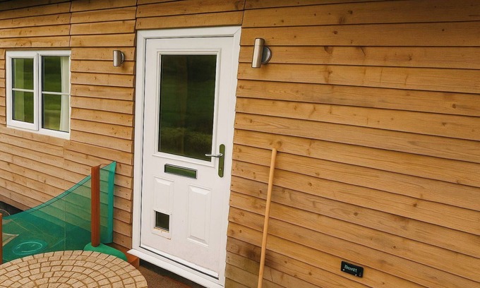 Bacup Cabin | Rustic Valley Cabin at Animal Rescue Sanctuary