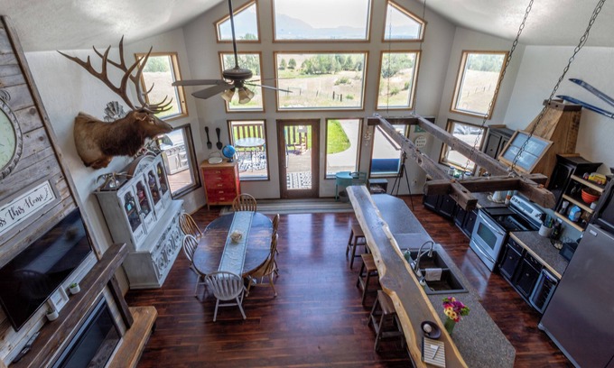 Charlo House | Rustically charming 4-bedroom house with WiFi and AC in Charlo