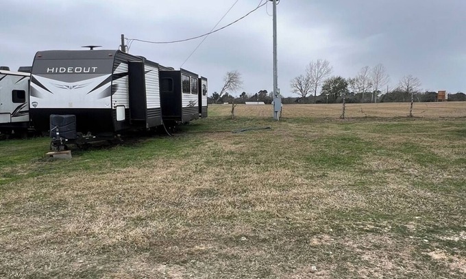 Round Top RV Rental | RV Spot #4 @ The Halles