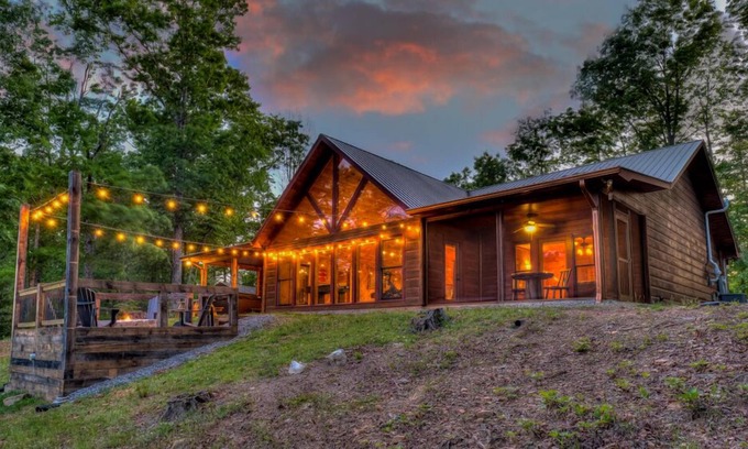 Blue Ridge Cabin | S'more House - Pet Friendly | Shuffleboard | Foosball | Fire pit