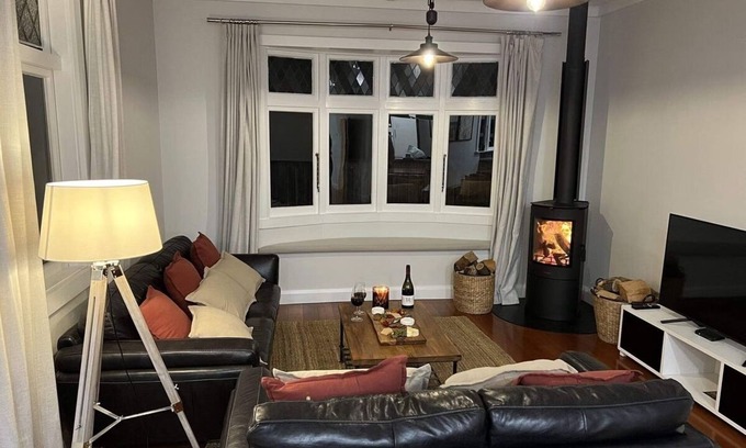 Martinborough House | Sackville Retreat (2 min walk to Square), Close to town and short walk to Vineyards