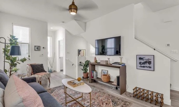 Southwestern Sacramento House | Sacramento Serenity: 2BR Home w/Parking & Laundry