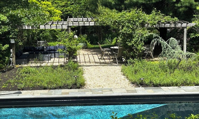 Sag Harbor House | Sag Harbor 1.5 acre CAR and RESIDENT BEACH ACCESS