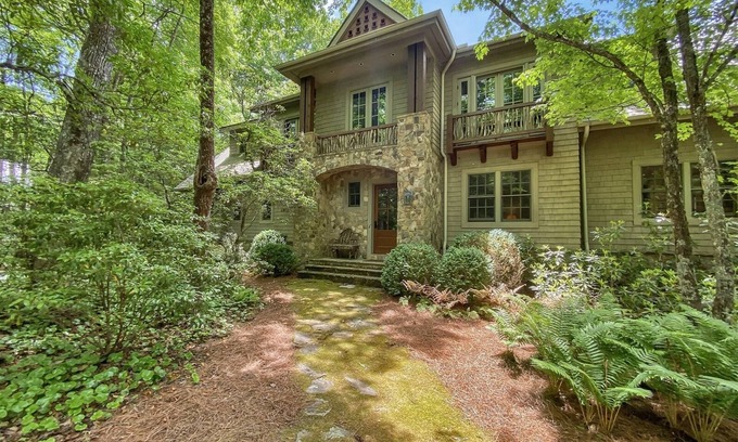 Highlands Cabin | Sagee Woods | Exquisite, Beautifully Furnished Contemporary Home