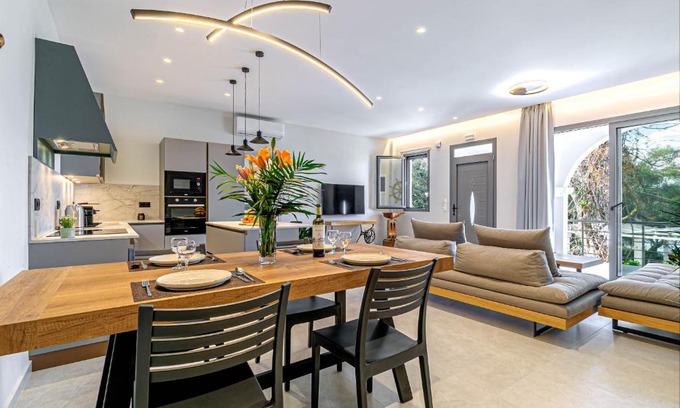 Chlomos House | Sailors Luxury Cottage