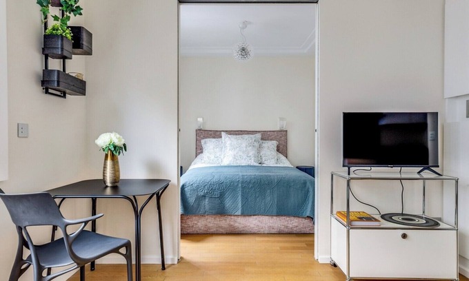 Saint-Thomas-d'Aquin Apartment | Saint Germain des Pres - Vaneau Upscale 1 Bedroom