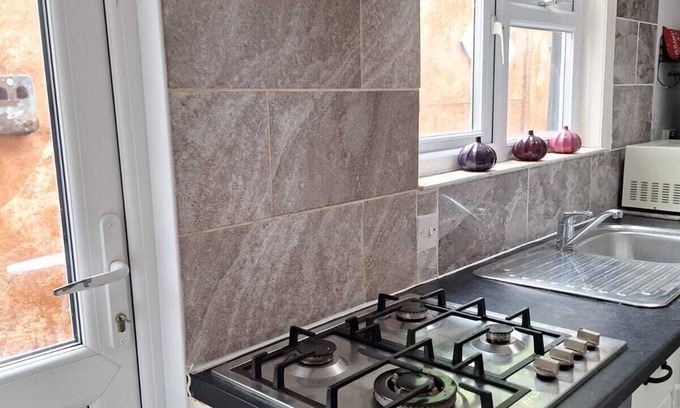 Luton House | Salisbury House - Fully Furnished, Free Wi-Fi, 4 bedroom serviced accommodation