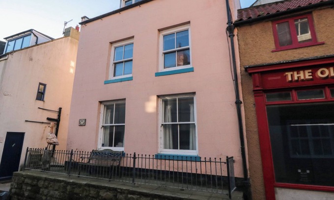 Staithes Cottage | SALMON COTTAGE, pet friendly, character holiday cottage in Staithes