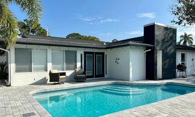 Sarasota Springs House | Salt Life Villa - 3 bedroom 2 bathroom with heated POOL near beaches
