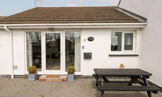 Hasguard Cross House | SALTY DOG COTTAGE, pet friendly, with a garden in Little Haven