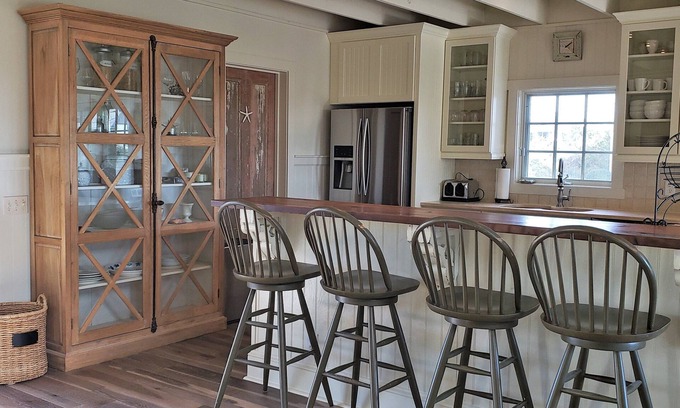 South Beach House | Salty Dog exudes relaxed beach vibes and delights with awesome ocean vistas.