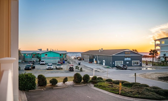 Yaupon Beach Condo | Salty Girl: Coastal Condo Close to Pier, Restaurants