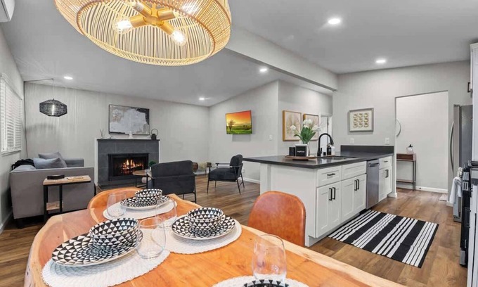 Fairmount Park House | San Diego Getaway | 2-in-1 House & Private Studio