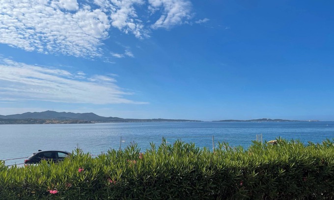 Sanary-sur-Mer Apartment | Sanary : Apartment sea view - Collective parking - Walking distance to town center and beaches
