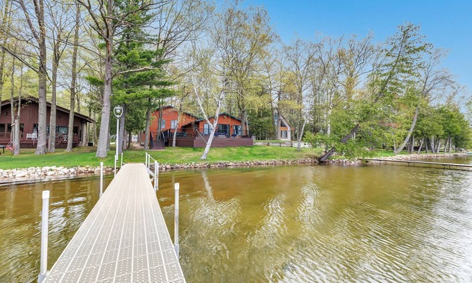 Brazeau Cottage | Sand Shoreline, Party Garage, Picturesque Sunsets!
