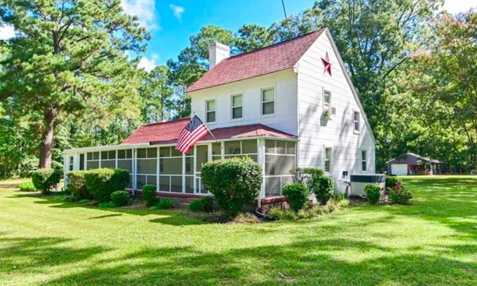 Fentress House | Sandbridge Farmhouse…1 mile to Sandbridge, all new renovation, 2 acres, pool