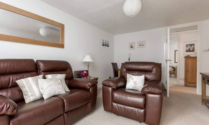 Poole Apartment | Sandpiper - Moments from Baiter Park