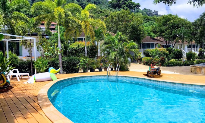 Patong House | ⭐Sandy Bloom Villa 10BR Sleeps 20w/Pool &Breakfast