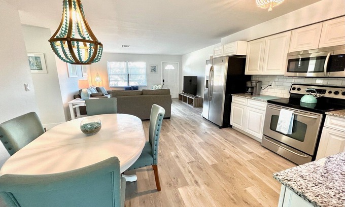 Naples Park House | Sandy Cove - Less Than 2 Miles To Vanderbilt Beach! Easy Walk to Shopping/Ent.