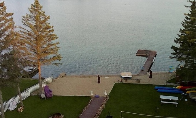 West Branch House | *SANDY SWIM-IN-BEACH* Lakefront 🏖 A/C included! 3BR West Branch, MI Getaway