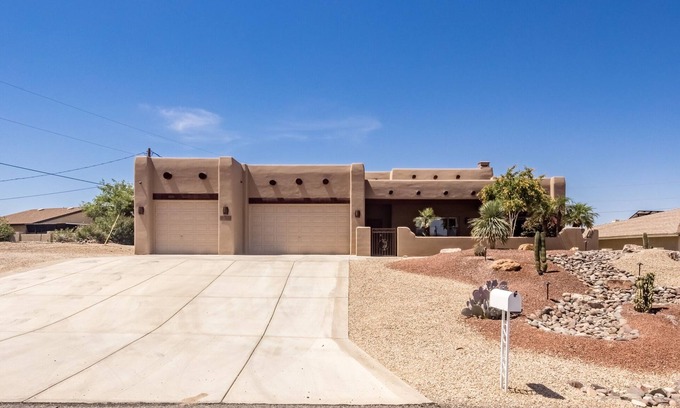 Lake Havasu City House | Santa Fe Pool Home w/Lake Views. Lots of Boat Parking. Close to Windsor Launch.