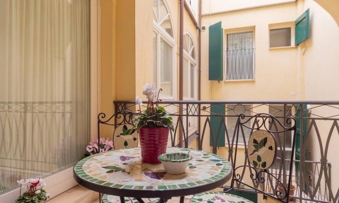 Historic Center Apartment | Santo Stefano Apartments- Entire Stairs B 7 Apartments