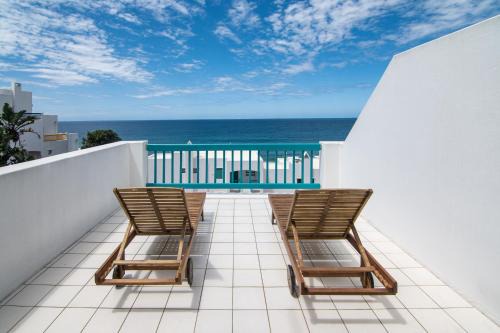 Shaka's Rock Apartment | Santorini Perissa 66