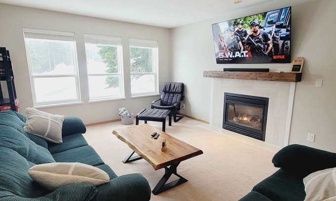Hemlock Valley House | Sasquatch Mountain Spacious 3 Bedroom+Den townhome
