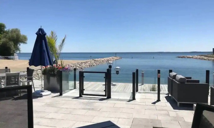 Innisfil Condo | Sauna*King Bed*Fireplace*Smart TV*Queen Sofa Bed*Coffee Bar