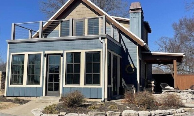 Vinita House | Save 10% off 3 Night Stay! Beautiful Cottage w/great Lake views, pool, hot tub!