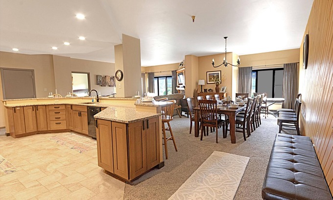 Snowshoe Condo | SC 5801: Spacious Penthouse | Huge Kitchen & Room for Everyone