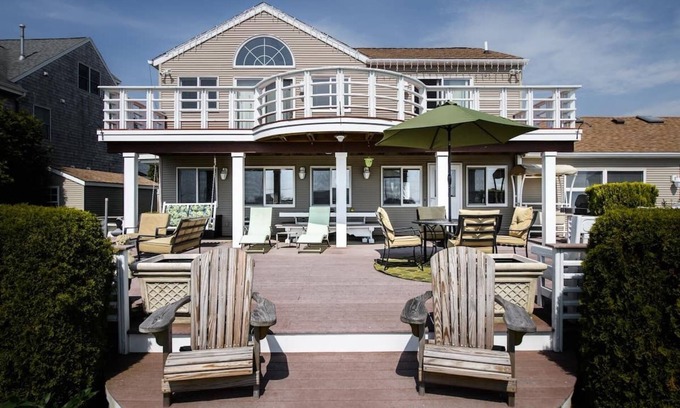 Eastward Look House | Scarborough Beach Resort Oasis