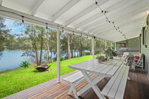 Avoca Beach House | Scenic 4-Bed Lake House 5-min Walk to Avoca Beach