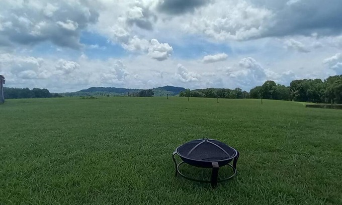 Rockholds House | Scenic Farm with lots to do and lots of room