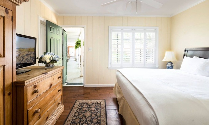 Country Club Estates Apartment | Scenic King Room | Garden Views & Easy Access