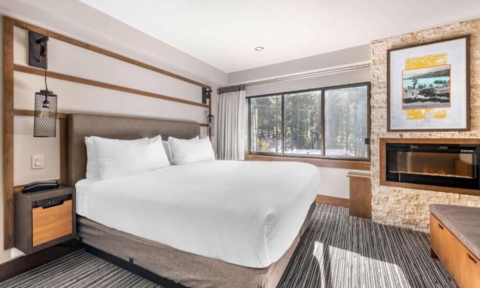 South Lake Tahoe Hotel | Scenic Lakeview Retreat: Heated Pool, Rooftop Tennis, Free Parking