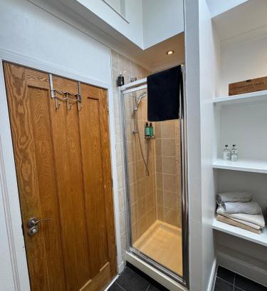 Stockbridge Apartment | Scenic Mews House in central Stockbridge area