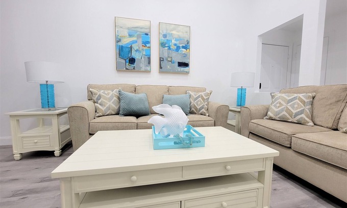 Clearwater Condo | ★ SCENIC POOLSIDE❤ tastefully decorated and minutes away from Clearwater Beach