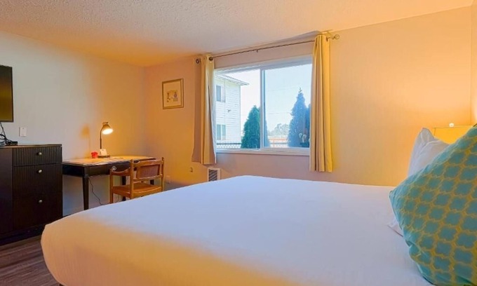 Seaside Hotel | Scenic Room Escape Near Broadway Park – Pet-friendly